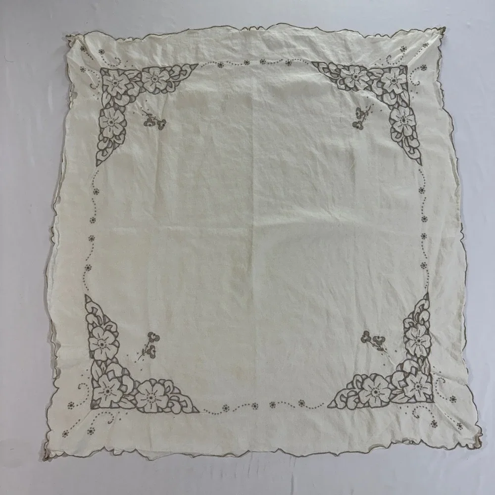 Vintage Linen Tablecloth 4 Napkins Cream Floral Cutwork Embroidery 33